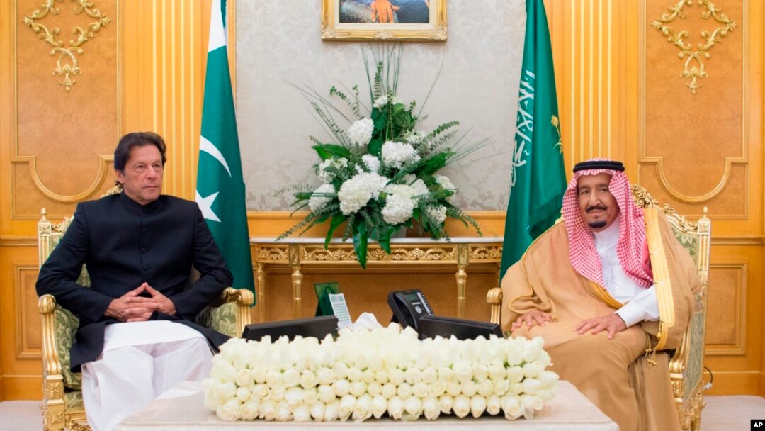 پاکستان کے وزیر اعظم عمران خان دورہ سعودی عرب کے دوران سعودی فرمانروا شاہ سلمان کے ساتھ۔ فائل فوٹو