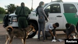 Inmigrantes en busca de asilo en EE. UU., procedentes de Centroamérica sondetenidos por la patrulla fronteriza en Texas el 8 de julio de 2021.
