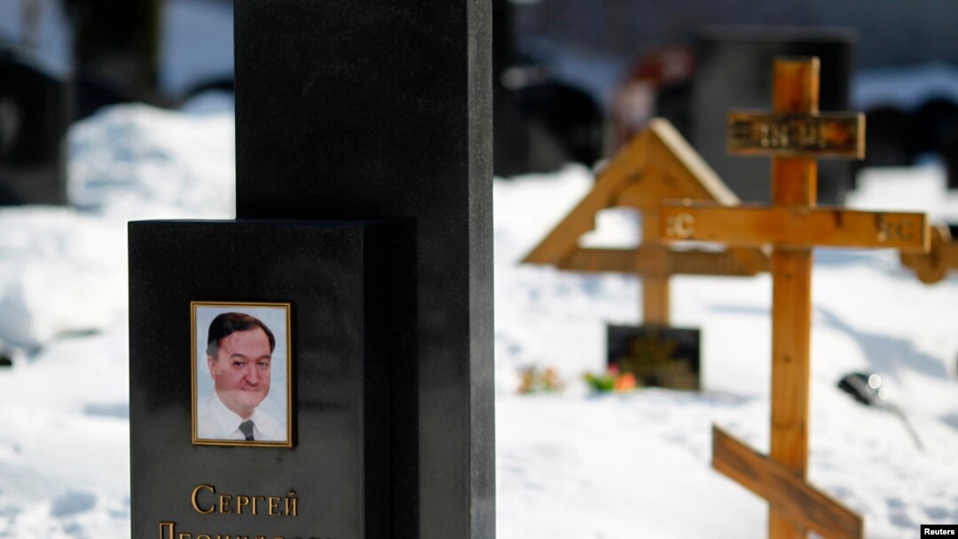 Gambar mendiang pengacara Rusia, Sergei Magnitsky, terlihat di makamnya di pemakaman Preobrazhensky di Moskow. (Foto: Dok)