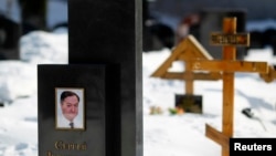 Gambar mendiang pengacara Rusia, Sergei Magnitsky, terlihat di makamnya di pemakaman Preobrazhensky di Moskow. (Foto: Dok)