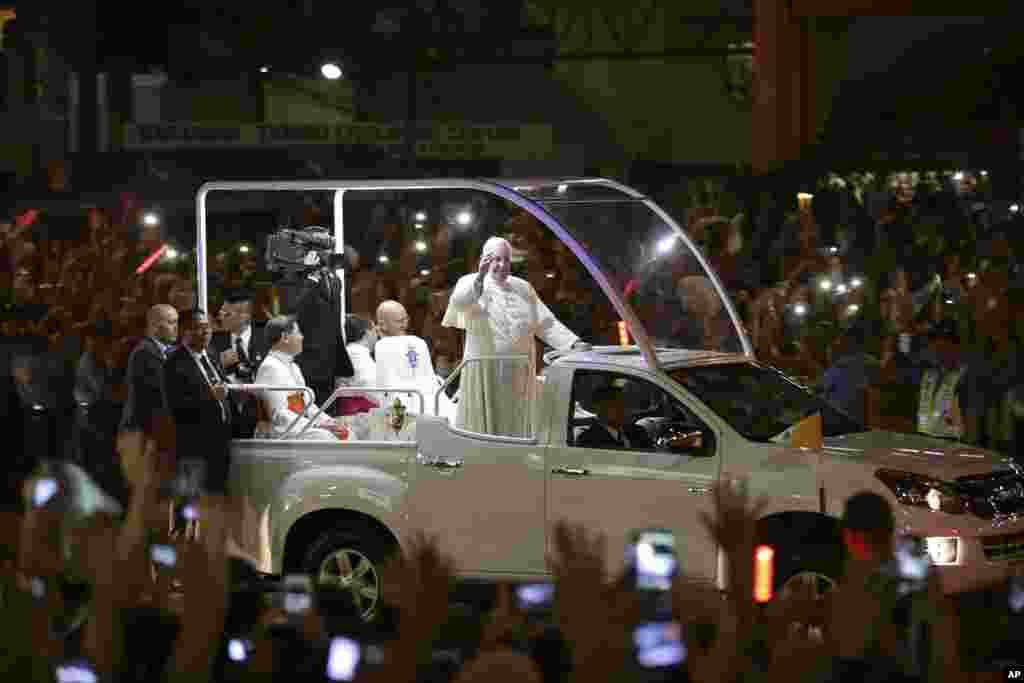 Paus Fransiskus melambaikan tangannya pada rakyat Filipina saat tiba di Manila (15/1). (AP/Aaron Facila)