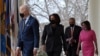 El presidente Joe Biden y la vicepresidenta Kamala Harris, el líder de la mayoría del Senado estadounidense Chuck Schumer, y la presidenta de la Cámara de Representantes, Nancy Pelosi, en la Casa Blanca el 12 de marzo de 2021.