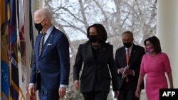 El presidente Joe Biden y la vicepresidenta Kamala Harris, el líder de la mayoría del Senado estadounidense Chuck Schumer, y la presidenta de la Cámara de Representantes, Nancy Pelosi, en la Casa Blanca el 12 de marzo de 2021.