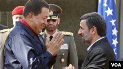 Presiden Iran, Mahmoud Ahmadinejad (kanan) menyambut kunjungan sekutunya, Presiden Venezuela Hugo Chavez di Teheran (foto: dok). Ahmadinejad melakukan lawatan lima hari ke Amerika Latin.