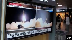 TV ekrani na željezničkoj stanici u Seulu prikazuju sjevernokorejsku raketnu probu. (Foto: AP/Ahn Young-joon)