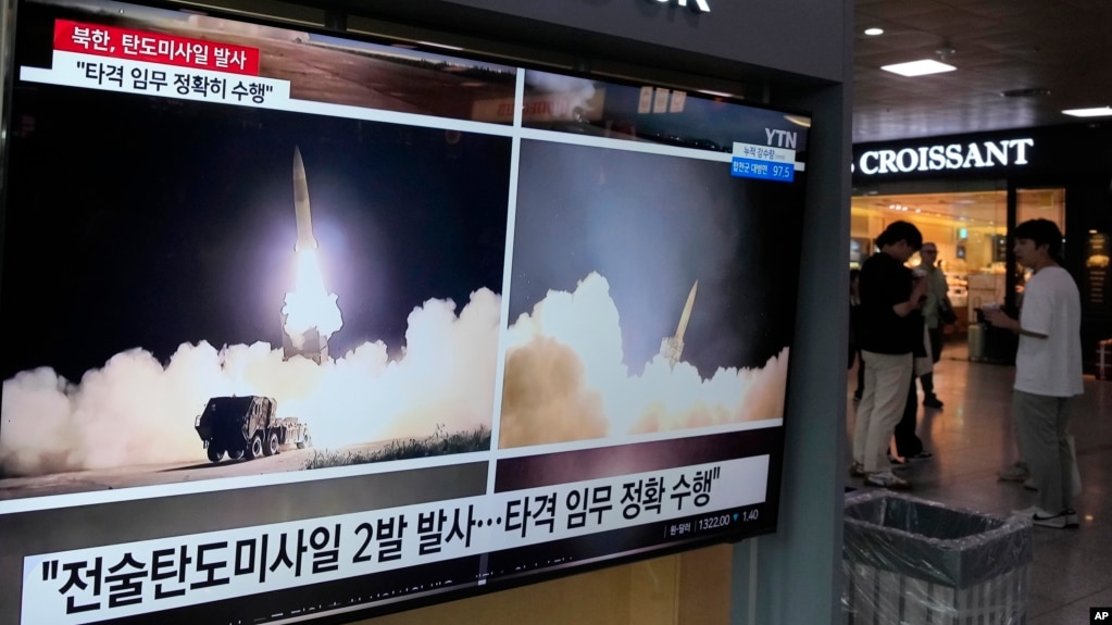 资料照片：2023年8月31日星期四，韩国首尔火车站的电视屏幕上显示朝鲜在新闻节目中发射导弹的画面。 （美联社图片）(photo:VOA)