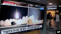 资料照片：2023年8月31日星期四，韩国首尔火车站的电视屏幕上显示朝鲜在新闻节目中发射导弹的画面。 （美联社图片）
