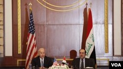 Wakil Presiden AS Joseph Biden bersama PM Irak Nouri al-Maliki di Baghdad 30 November 2011 lalu. Biden menelepon Maliki hari Minggu (25/12) membahas krisis politik di Irak.