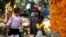 Los mexicanos adornan las tumbas de sus familiares desaparecidos con flores y velas en el Día de los Muertos.