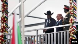 Le président de la République du Soudan du Sud, Salva Kiir Mayardit, à gauche, se tient aux-côtés du président Omar Hassan Al-Bashir du Soudan, au centre, pendant les célébrations de l'indépendance du Soudan du sud, à Juba, Soudan du sud, le 9 Juillet 2011. epa/ GIORGO