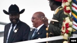 Le président de la République du Soudan du Sud, Salva Kiir Mayardit, à gauche, se tient aux-côtés du président Omar Hassan Al-Bashir du Soudan, au centre, pendant les célébrations du Sud-Soudan Indépendance, à Juba, Sud-Soudan 09 Juillet 2011. epa/ GIORGO