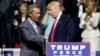 Trump saludó en Jackson, Mississippi a Nigel Farage, exlíder británico que promovió la salida de su país de la Unión Europea.