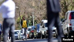 넬슨 만델라 전 남아공 대통령이 퇴원한지 하루만인 2일 손자 엠부소 만델라가 할아버지를 병문한 후 귀가하고 있다.