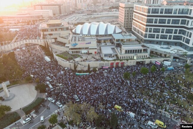 Israelis protest during a demonstration after Israeli Prime Minister Benjamin Netanyahu dismissed the Defence Minister Yoav Gallant, and his nationalist coalition government presses on with its judicial overhaul, in Jerusalem, March 27, 2023. (REUTERS/Ilan Rosenberg)