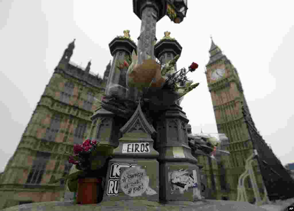 دسته های گل&nbsp; برای یادبود قربانیان حمله اخیر لندن در مقابل ساختمان پارلمان.