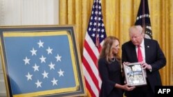 El presidente de Estados Unidos, Donald Trump, posa con Valerie Nessel, la viuda del sargento de tecnología de la Fuerza Aérea, John Chapman, luego de entregarle en forma póstuma la Medalla de Honor para su esposo durante una ceremonia en la Casa Blanca el miércoles, 22 de agosto de 2018.