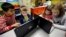 Elèves de deuxième année aidant des enfants de la maternelle à la programmation lors de leur leçon hebdomadaire d’informatique dans une école primaire américaine. (Photo AP)