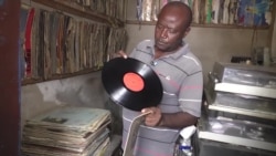Un mélomane camerounais hors pair collectionne des disques vinyles