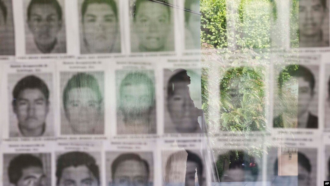 43 estudiantes de la Escuela Normal Rural de Ayotzinapa, en el estado mexicano de Guerrero desaparecieron cuando los autobuses en que viajaban fueron secuestrados, en septiembre de 2014. 