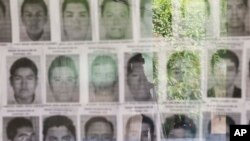 43 estudiantes de la Escuela Normal Rural de Ayotzinapa, en el estado mexicano de Guerrero desaparecieron cuando los autobuses en que viajaban fueron secuestrados, en septiembre de 2014. 