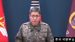 권대원  한국 합동참모본부 차장이 5일 국방부 청사에서 연 최종 조사 결과 브리핑에서 발표하고 있다.