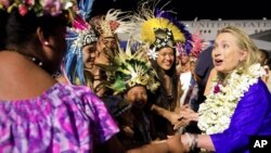 La secretaria de Estado Hillary Clinton es recibida en el aeropuerto internacional de Rarotonga, en las Islas Cook, donde inició una gira por el sudeste asiático.