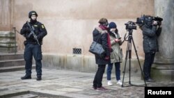 Policiers et journalistes au tribunal de Copenhague où sont jugés quatre complices présumés d'un attentat contre un rassemblement pour la liberté d'expression et une synagogue. (REUTERS/Emil Hougaard/Scanpix Denmark)