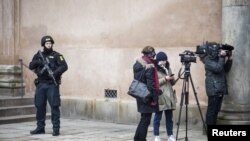 Policiers et journalistes au tribunal de Copenhague, le 10 mars 2016.