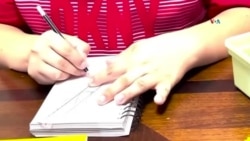 Joven con habilidades especiales lanza libro de arte