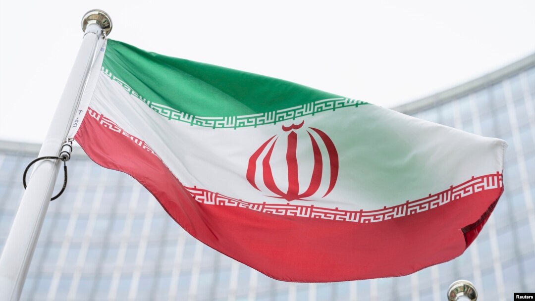 Bendera Iran berkibar di depan gedung International Center dengan markas besar Badan Tenaga Atom Internasional, IAEA, di Wina, 24 Mei 2021. (Foto: AP)