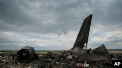 Puing-puing pesawat angkut militer Ukraina Il-76 dekat Luhansk, 14 Juni 2014.