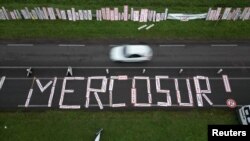 ARCHIVO - Una vista desde un dron muestra la palabra "Mercosur" escrita con carteles de la ciudad en Francia, el 18 de noviembre de 2024. 