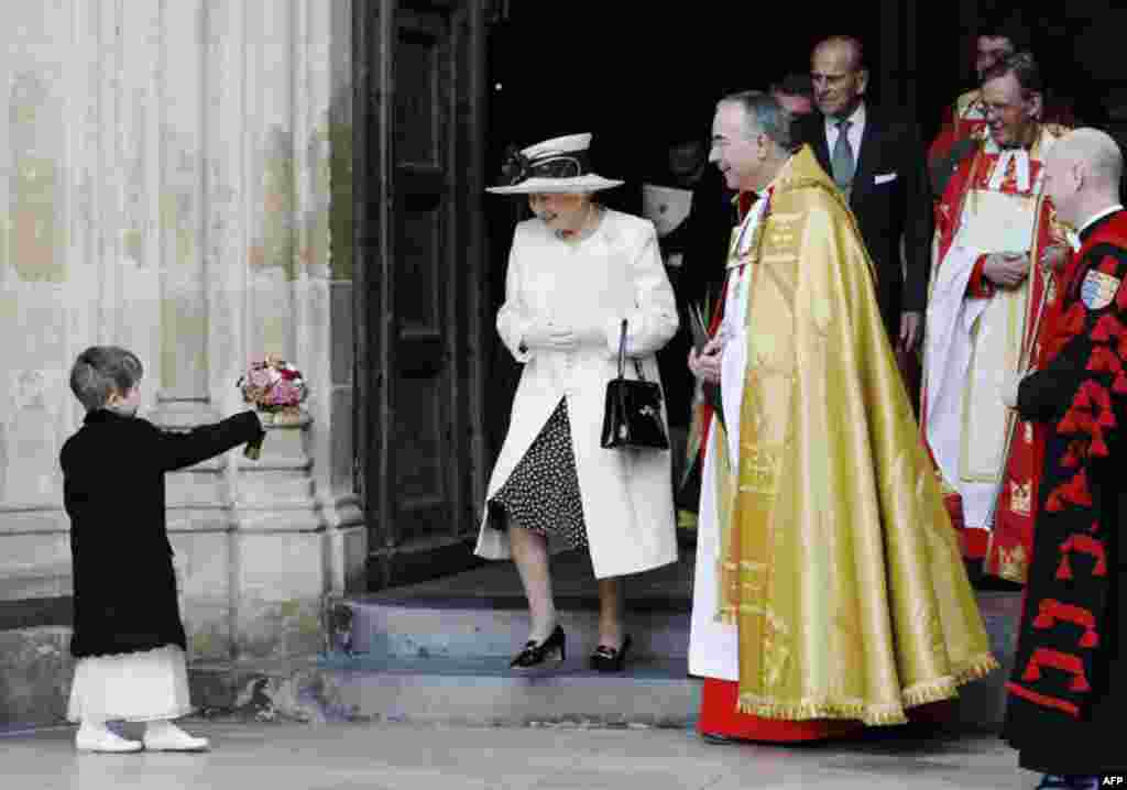 Bé gái Martha Campbell tặng hoa cho nữ hoàng sau thánh lễ tại nhà thờ Westminster, tháng 11, 2011. (Reuters)