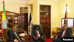 Ethiopia's Prime Minister Hailemariam Desalegn (L-R), South Sudan President Salva Kiir and Kenya's President Uhuru Kenyatta meet in the capital Juba, South Sudan, Dec. 26, 2013.