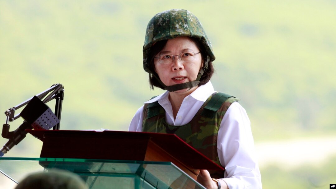台灣總統蔡英文就任後第一次視察以大陸為假想敵的軍事演習。
