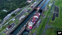 Un cargo traverse les écluses d'Agua Clara du canal de Panama à Colon, au Panama, le 2 septembre 2024. AP / Matias Delacroix