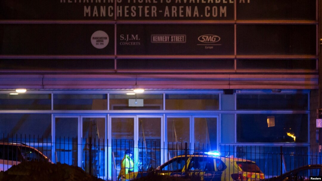 Polisi berjaga di luar gedung "Manchester Arena" tempat berlangsungnya konser Ariana Grande, pasca serangan di Manchester, Senin malam (22/5).