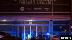 Polisi berjaga di luar gedung "Manchester Arena" tempat berlangsungnya konser Ariana Grande, pasca serangan di Manchester, Senin malam (22/5).