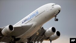 Archivo - En esta foto del 18 de junio de 2015 se ve un Airbus A380 despegando para su vuelo de demostración en la Feria Aérea de París en el Aeropuerto Le Bourget.