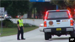 Retén policial en el aeropuerto de Jacksonville, en Florida, donde dos paquetes sospechosos fueron encontrados anoche.