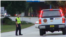 Retén policial en el aeropuerto de Jacksonville, en Florida, donde dos paquetes sospechosos fueron encontrados anoche.