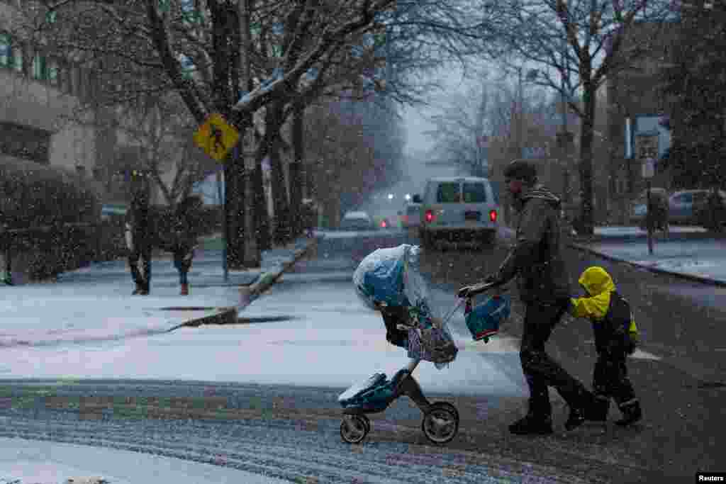 People walk in a snowstorm in Jersey City, New Jersey, Dec. 10, 2013.&nbsp;