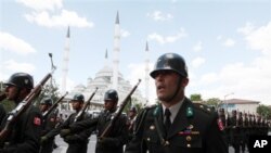 Artêşa Trikîyê Manoreka Leşkerî li Nêzîkî Sînorê Sûrîyê Encam Dide