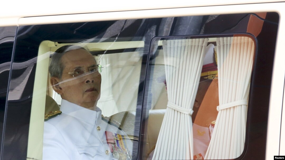 Raja Thailand Bhumibol Adulyadej di dalam mobil yang meninggalkan Rumah Sakit Siriraj ke Istana untuk upacara peringatan naik tahta (5/5) di Bangkok (5/5). 