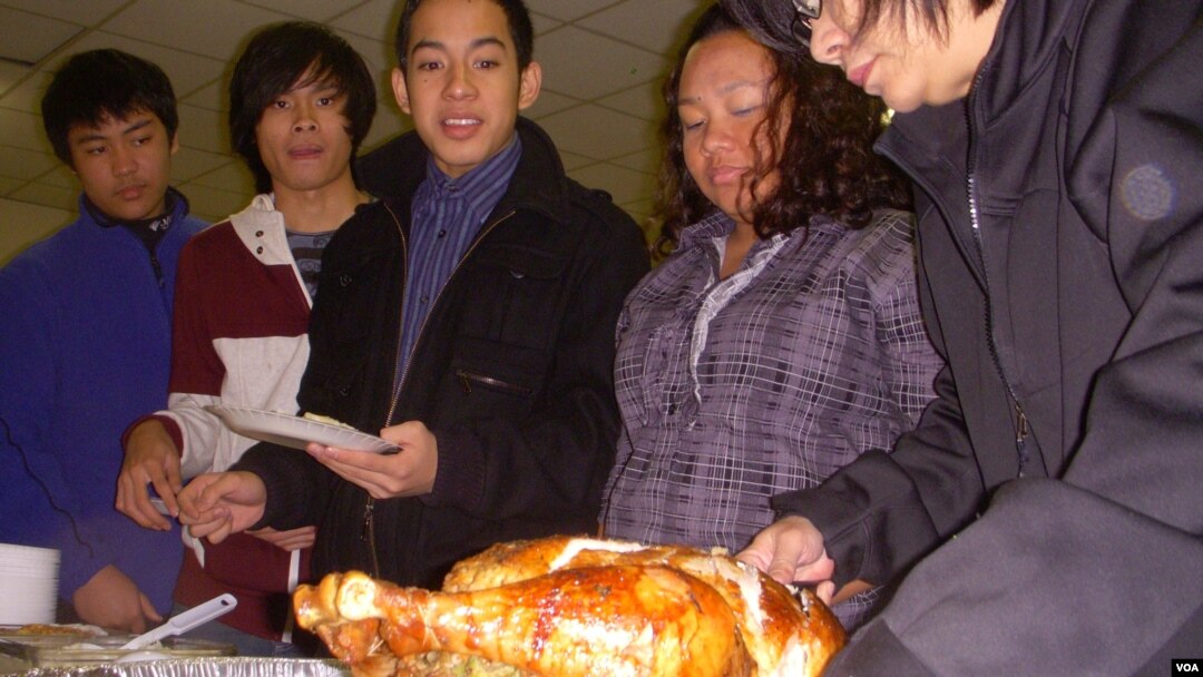 Perayaan Thanksgiving warga Indonesia lengkap dengan hidangan khas, kalkun dan makanan pelengkap.