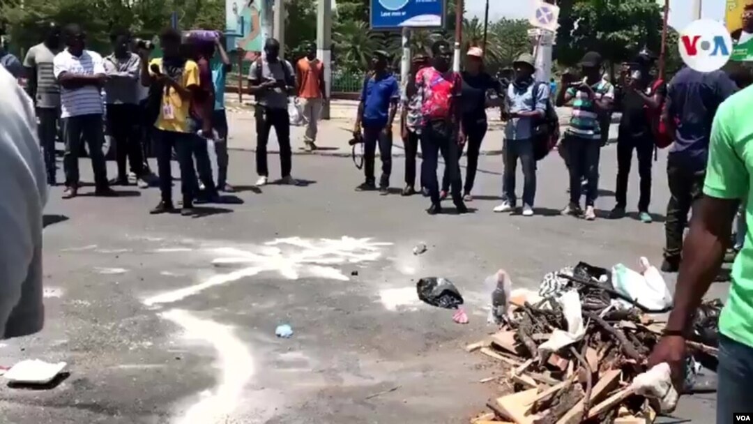 Manifestantes haitianos participan en un ritual de vudú cerca del Palacio Presidencial en Puerto Príncipe el 21 de abril de 2021. Foto captura de un video de Renan Toussaint, VOA.