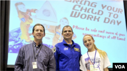 De izquierda a derecha: Kelley Easley, el astronauta de la NASA Tony Antonelli y Erin Easley en el día 'Lleve a su hijo al trabajo' el 7 de junio de 2012.