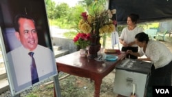 A woman paid her respect to slain political analyst Kem Ley on the third anniversary of his death at his home in Leay Bor commune in Takeo province's Tram Kam district, Cambodia, July 7, 2019. (Hul Reaksmey/VOA Khmer) 