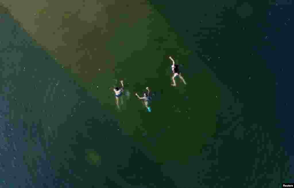 기온이 섭씨30도까지 오른 무더운 여름날, 러시아 크라스노야르스크 외곽 예니세이강에서 사람들이 수영하고 있다.