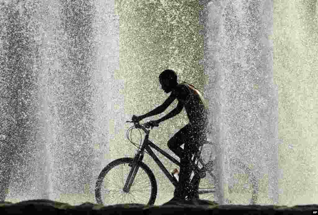 دوچرخه سواری زیر فواره به دلیل گرمای شدید در ایالت میزوری
